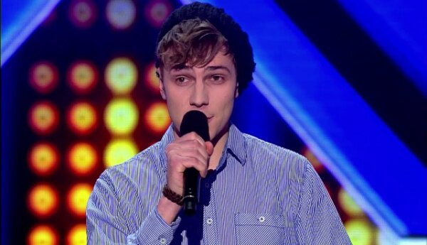 Paweł Piekarski na scenie "X Factor"