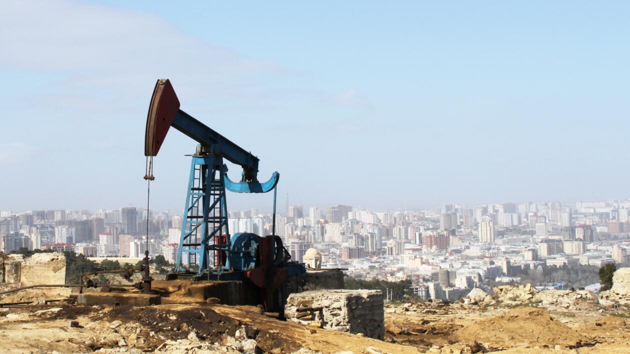 Ropa drożeje. Liczą się dwa czynniki: cięcia OPEC i duże zapasy w USA
